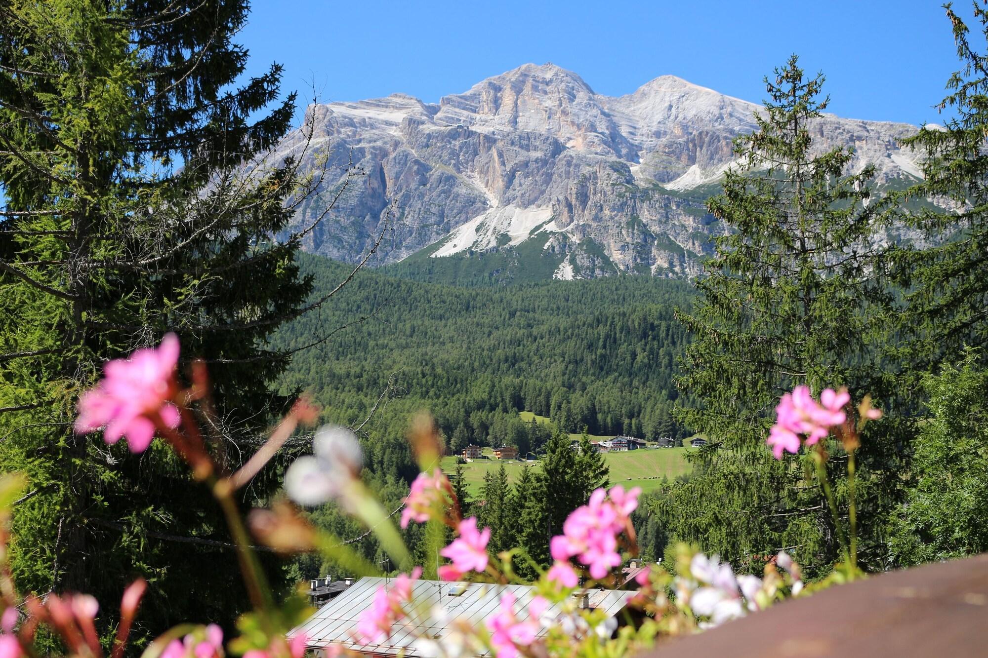 Boutique Hotel Villa Blu Cortina dʼAmpezzo Exterior foto